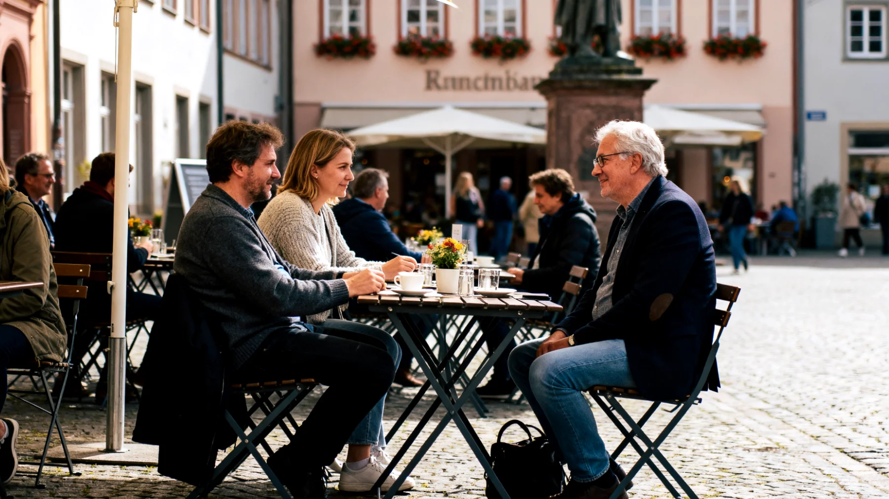 Der Großvater fühlt sich zunehmend frustriert und überfordert, weil seine Enkelkinder sich weigern, einfache alltägliche Aufgaben zu übernehmen – wie Aufräumen, Tisch decken oder beim Einkauf helfen. Trotz wiederholter Bitten zeigen die Kinder keine Bereitschaft zur Mitarbeit, was zu Spannungen und einem Gefühl der Hilflosigkeit beim Großvater führt."