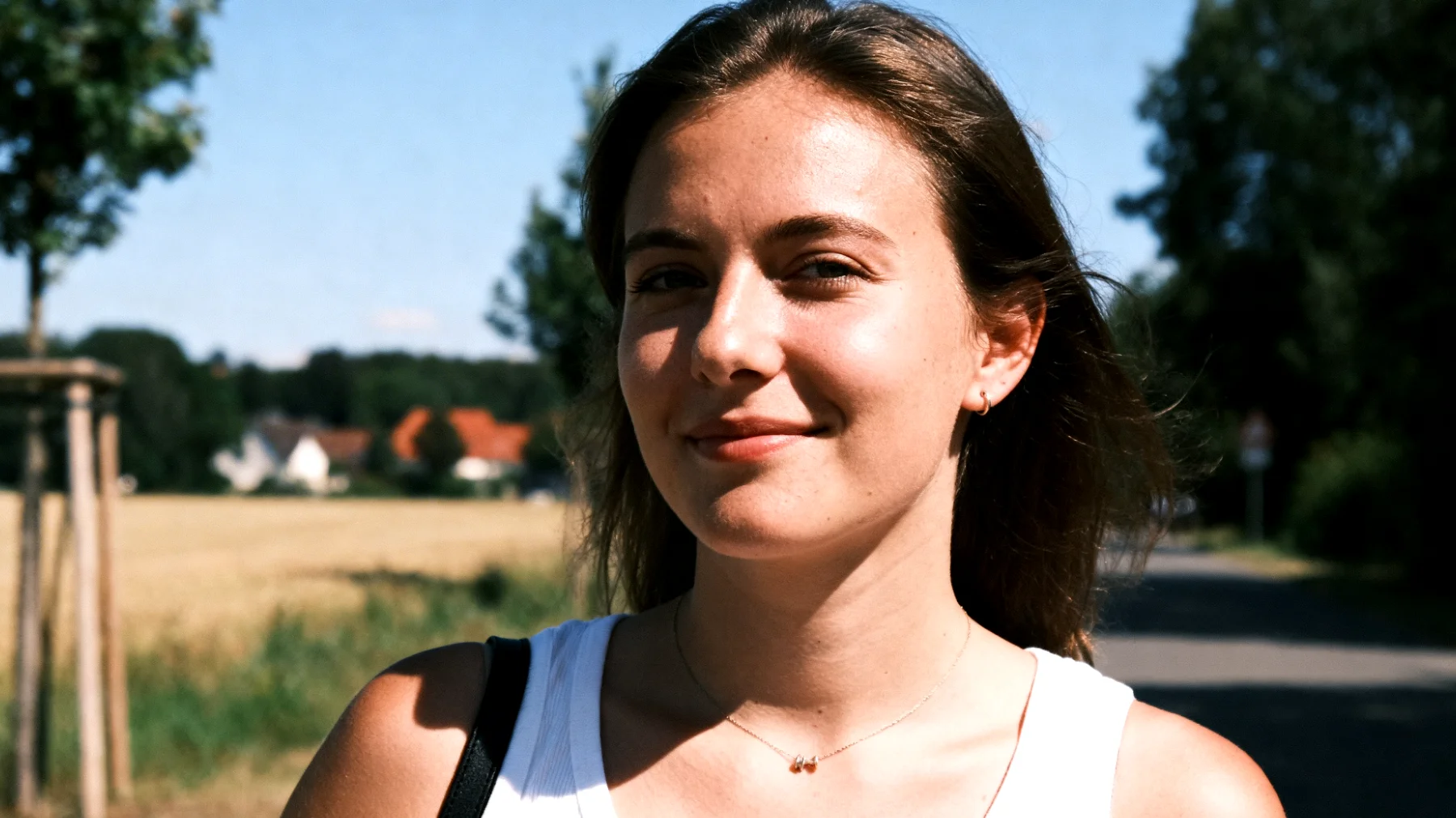 Der Großvater hat Schwierigkeiten, seinem erwachsenen Enkelkind bei der Bewältigung einer bedeutenden Lebensveränderung zu helfen – sei es ein Umzug, ein Jobwechsel oder das Ende einer wichtigen Beziehung. Er versteht nicht, warum der Enkel/die Enkelin so stark mit der neuen Situation kämpft, und fühlt sich hilflos, weil seine Ratschläge aus einer anderen Generation stammen und oft nicht ankommen oder abgelehnt werden."