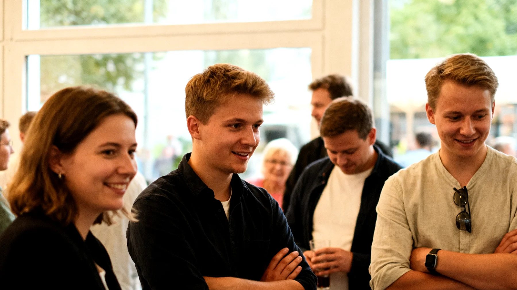 Der Großvater hat große Schwierigkeiten, seinem erwachsenen Enkel gegenüber 'Nein' zu sagen. Er erfüllt ständig dessen Bitten und Wünsche – sei es finanzieller, praktischer oder emotionaler Natur –, auch wenn diese übertrieben oder unangemessen sind. Diese Unfähigkeit, Grenzen zu setzen, führt dazu, dass der Enkel die Großzügigkeit des Großvaters als selbstverständlich betrachtet und ihn zunehmend ausnutzt, ohne Rücksicht auf dessen Bedürfnisse, Gesundheit oder finanzielle Grenzen."