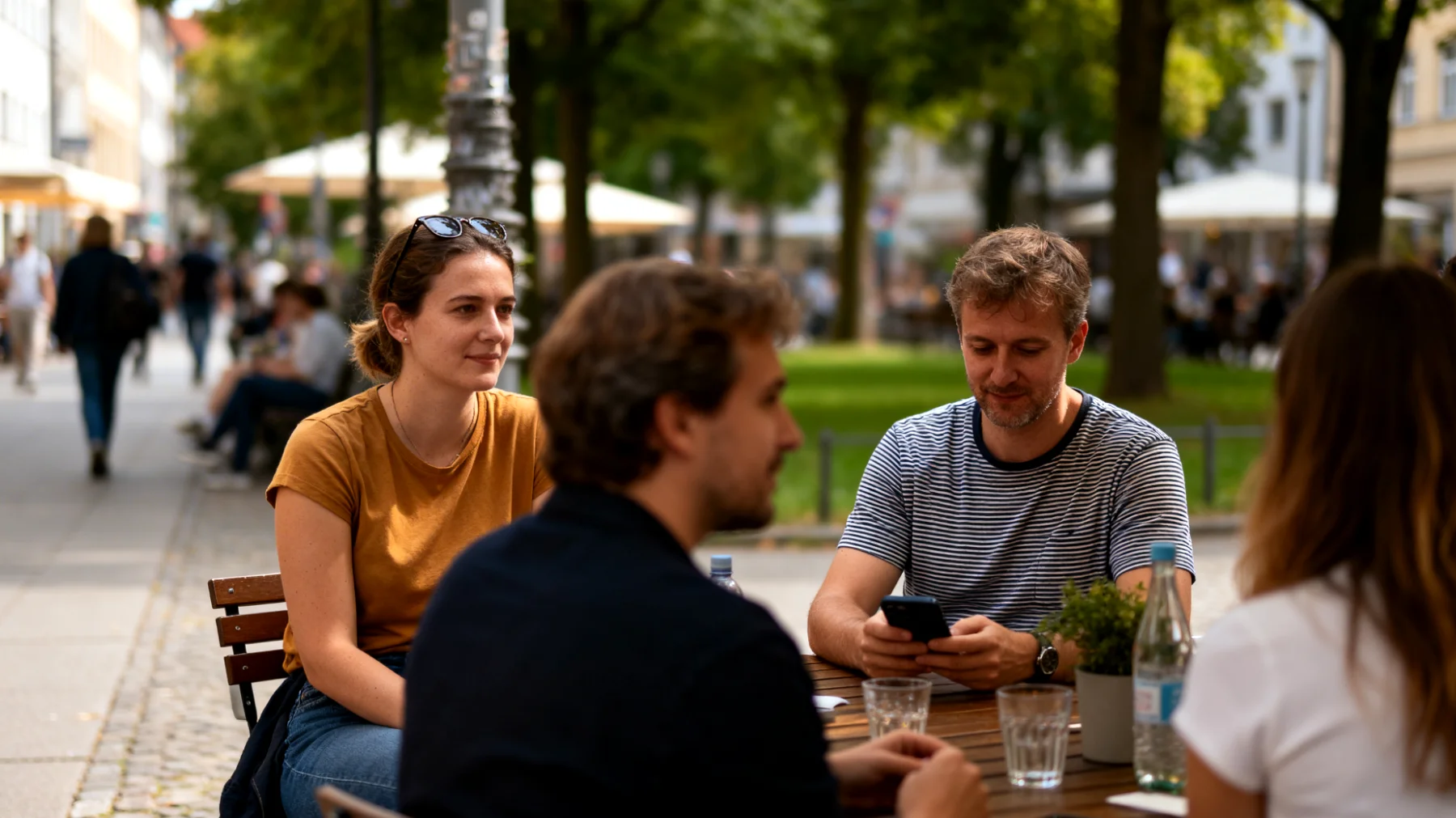 Die Mutter bemerkt, dass ihr Kind ständig ihre Nähe und Aufmerksamkeit sucht, sich nicht alleine beschäftigen kann und sofort in Panik gerät oder weint, sobald sie den Raum verlässt oder sich mit anderen Dingen beschäftigt. Sie fühlt sich erschöpft, schuldig und weiß nicht, wie sie dem Kind helfen kann, mehr Sicherheit in sich selbst zu entwickeln."